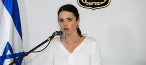 איילת שקד עוזרת לנוער עתניאל להסביר