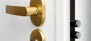 איך מגנים על דלתות הבית הכי טוב?