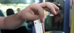 "הכלבים נובחים והרכבת דוהרת מזרחה"