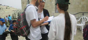 הרב טאו חתם על עצומה נגד כשרות "צהר"