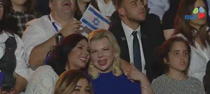 מי זו הילדה שיושבת צמוד לשרה נתניהו?