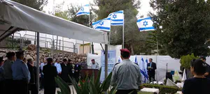 ''להתנהג בארצנו כמו בעלי הבית''