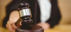 השוטר עיכב את בעל הדירה, ופרץ אליה