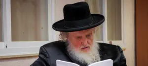 הרב שטרנבוך: אין חובה להתפלל במניין