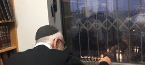 צפו: הדלקת נרות בבית הרב דב ליאור