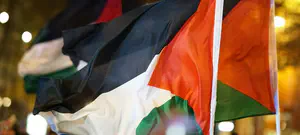 האצטדיון הביתי קושט בדגלי אש"ף