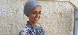 קשה לה עם השרוול. היא רוצה הסברים