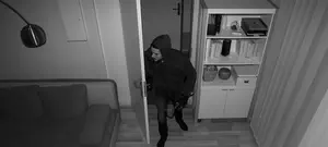 הפורץ הנוצץ: פרץ לבית וניקה אותו