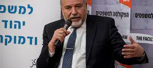 ליברמן משתלח: הרב טאו קבע שיא חדש בפורענות כלפי נשים