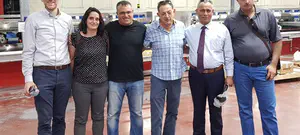 ישראלים ופלשתינים יורדים אל ים המלח בדרך יריחו