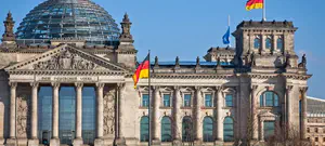 גרמניה: עוצר לילי ואלפי מפגינים