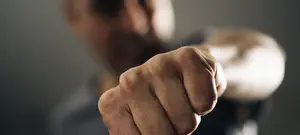 תלמיד בבאר טוביה הטיח ראש של מורה בקיר - והכה אחרת באגרופים