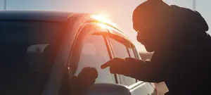 איחל "מזל טוב" ופרץ לרכב החתן והכלה