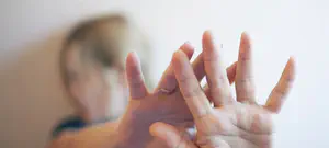 השלכות הקורונה: יותר אלימות במשפחה, פגיעות מיניות וצריכת סמים