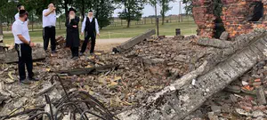 עצמות של יהודים צפות אחרי הגשם