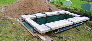 טרגדיה בפתח תקווה: נפל לתוך קבר ומת 