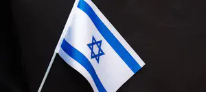 הצעירה שקרעה את הדגל הושעתה מעבודתה