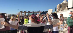 נשות הכותל ניסו להכניס ספר תורה לכותל ונבלמו