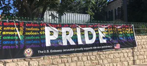 השגרירות האמריקאית תלתה שלט להט"ב ללא אישור