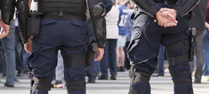 תיעוד: שוטר הדף מפגין שאיבד הכרה