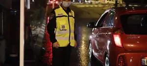 התבצר בביתו ואיים לפגוע בילדיו הקטנים