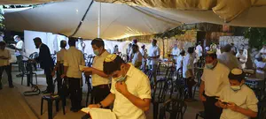 שמחת תורה בקורונה: בלי ריקודים צמודים, בלי לנשק את ספרי התורה