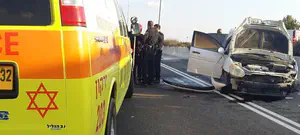 תיעוד: נצמד לאמבולנס - וגרם לתאונה