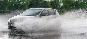 מכונית שהתיזה מי גשם על הולכי רגל וניזוקו - הנהג חייב לשלם או לא?