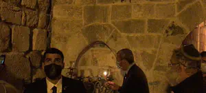 הרב רפי פרץ בהדלקת נר חנוכה: יש אור בקצה מנהרת הקורונה