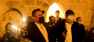 משה ליאון הדליק חנוכיה בכותל הקטן