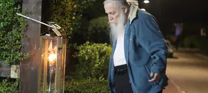 צפו: הרב חיים דרוקמן בהדלקת נרות חנוכה