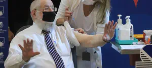 הרב לאו נדבק בקורונה, מצבו טוב