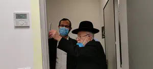 צפו: הרב דב ליאור קבע מזוזה בבית הכנסת בבניין החדש של מועצת בנימין