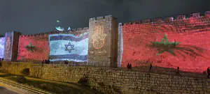 דגלי מרוקו על חומות העיר העתיקה בירושלים