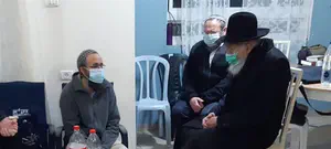 הרב צבי טאו הגיע לנחם את משפחתו של אהוביה סנדק ז"ל - ובכה 