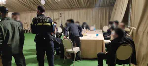 שוטר הדליף למשפחה שקיימה אירוע בסגר: הניידת בדרך