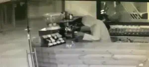 צפו: פרץ לבר נרגילות בראשל"צ, הכין לעצמו קפה וגנב ציוד