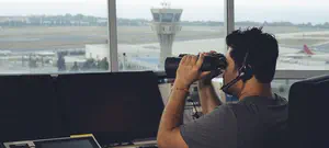 התחזה לפקח טיסה – והנחית מטוסים