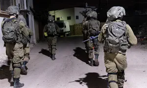 Two IDF vehicles stuck, Arabs throw rock and explosives at them