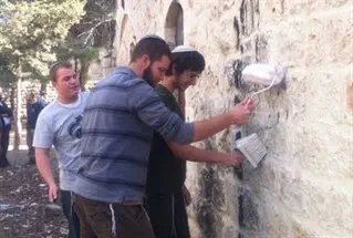 מנקים את המסגד