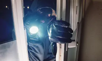 אשדוד: הפורץ נעל את האישה בבית - ונמלט