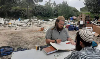 למרות ההרס: תלמידי ישיבת חומש ממשיכים ללמוד 
