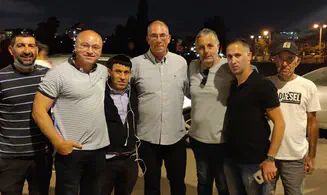 ריקודים מחוץ לביתו של ניר אורבך