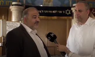 מנסור עבאס ביקר בבית כנסת שהוצת בלוד