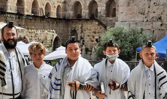 דווקא היום: בני מצווה הגיעו לכותל והניחו תפילין