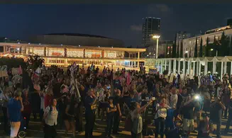 כיכר הבימה: מפגיני השמאל בעד ממשלת בנט-לפיד