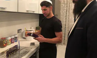 שחקן נבחרת ישראל בהדלקת נר בקייב