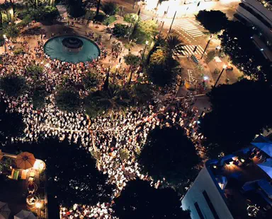 Thousands attend Yom Kippur service in Dizengoff Square