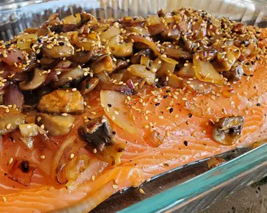 סלמון אפוי בבצל מקורמל ופטריות 