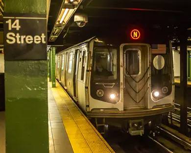 נפל לפסי הרכבת וניצל בנס